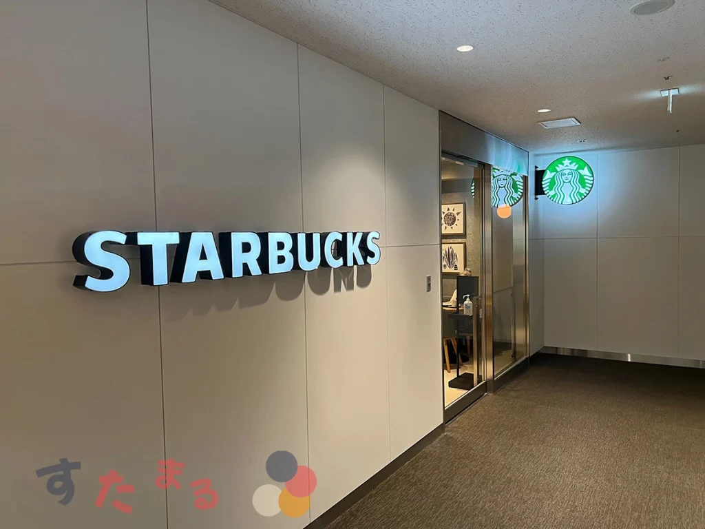 スターバックスコーヒー 東京医科歯科大学店の入口とロゴオブジェクトの写真
