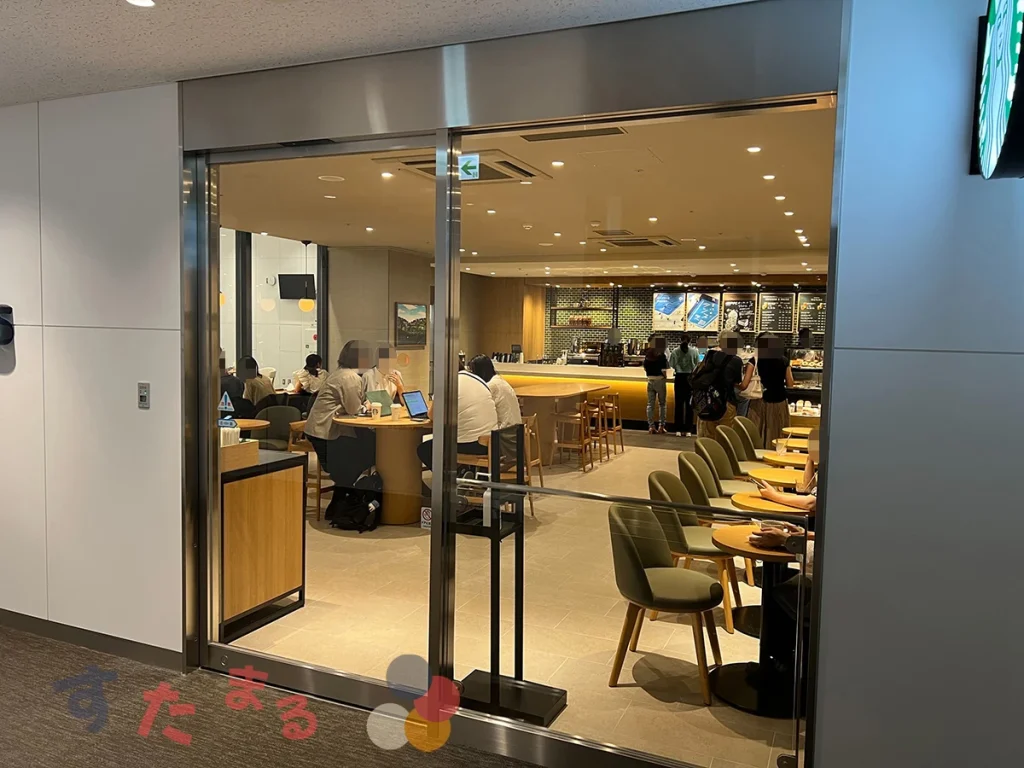 スターバックスコーヒー 東京医科歯科大学店の入口と入口から見える店内の写真