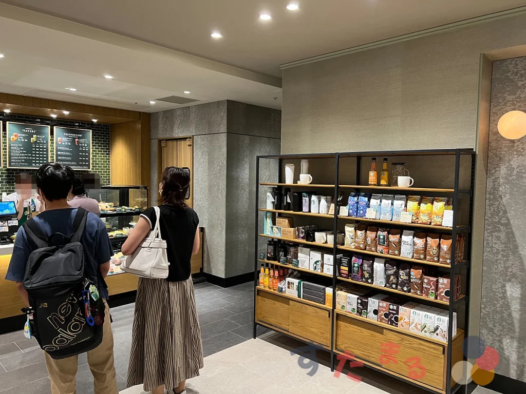 starbucks coffee 東京医科歯科大学店のMD棚(グッズ棚)とレジの写真