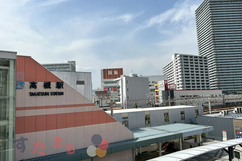 JR高槻駅と奥に見える阪急高槻(西武)の写真