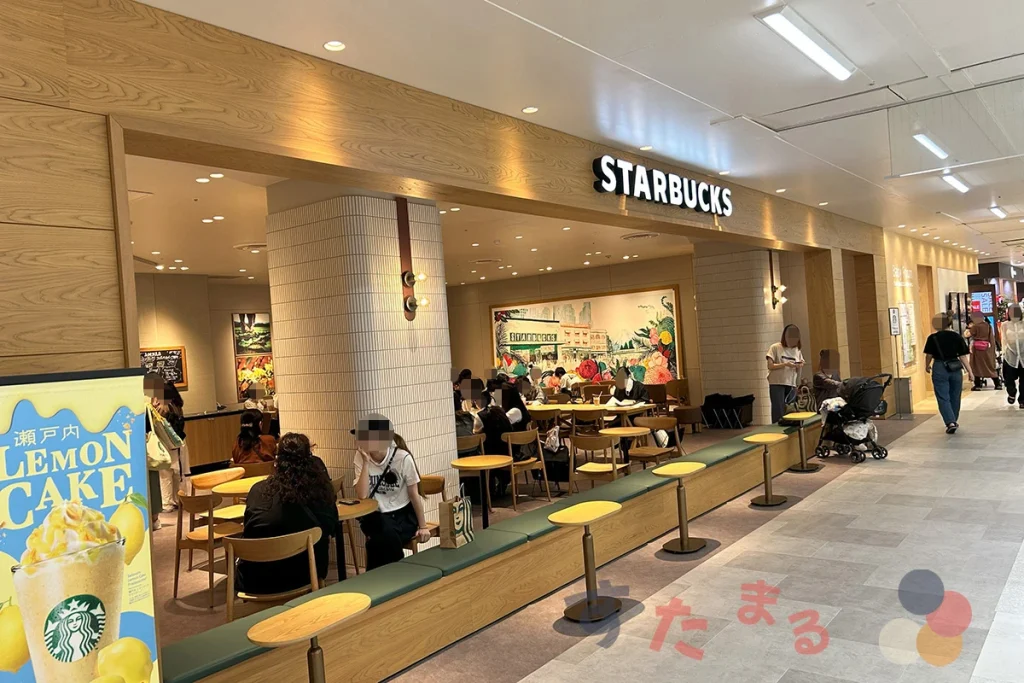 阪急高槻正面入口側から見たstarbucks coffee高槻阪急店の外観写真