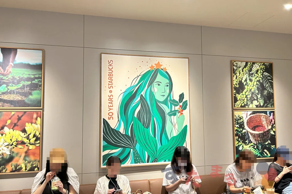 スターバックスコーヒー高槻阪急店の壁に飾られているサイレンイラストアートの写真