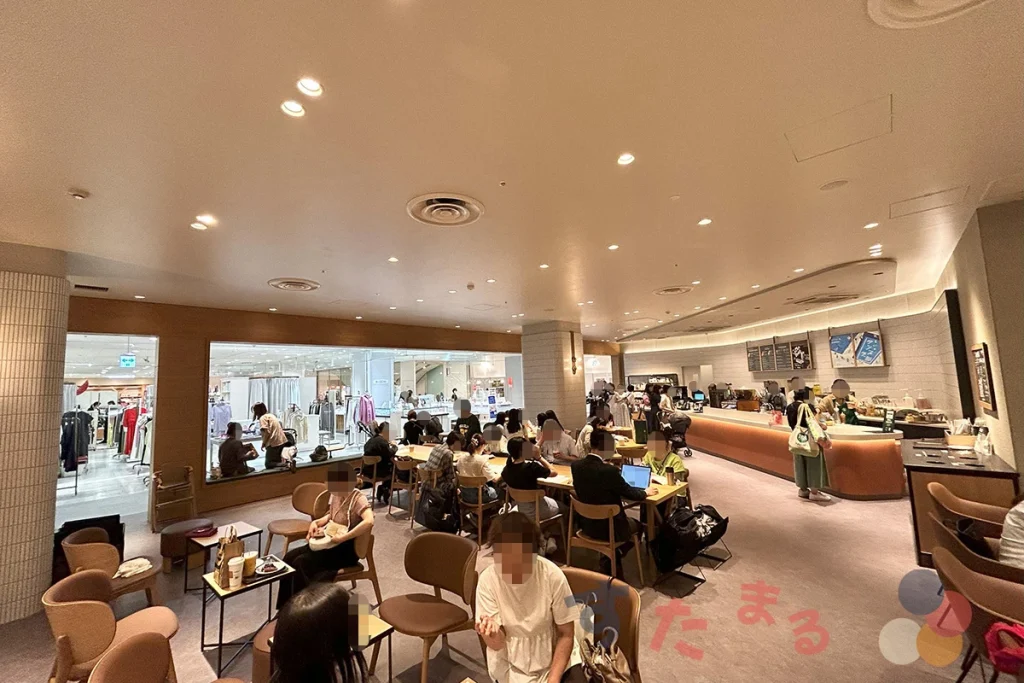 スターバックスコーヒー 高槻阪急店の店舗奥から見た入口方面の写真