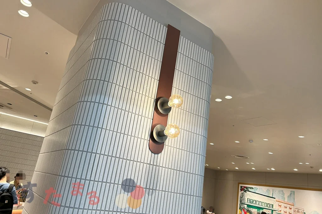スターバックスコーヒー高槻阪急店の柱に取り付けられているおしゃれなライトの写真
