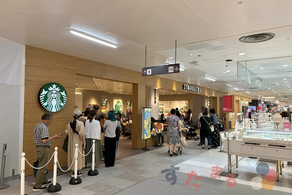 スリコプラス前から見たstarbucks coffee 高槻阪急店の写真
