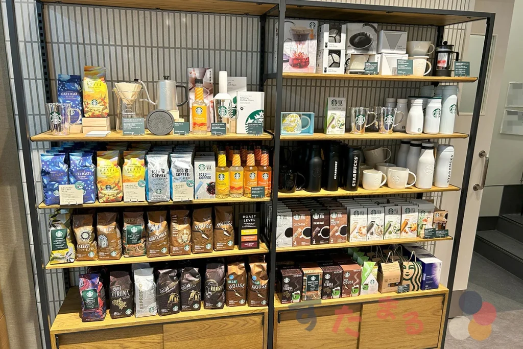 starbucks coffee 高槻阪急店のMDグッズが陳列されている棚の写真