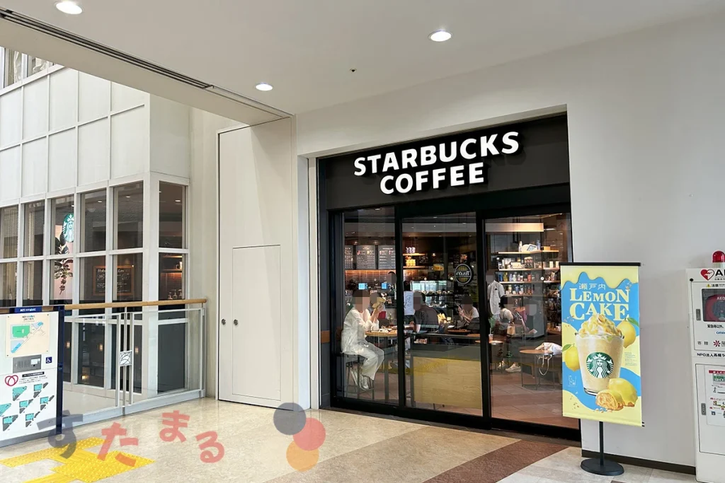 starbucks coffee ＪＲ高槻駅北店のタリーズコーヒー側の入口の写真