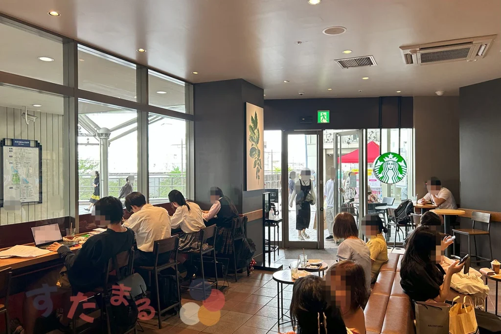 starbucks coffee ＪＲ高槻駅北店のレジカウンター付近から見た入口方向の店内写真
