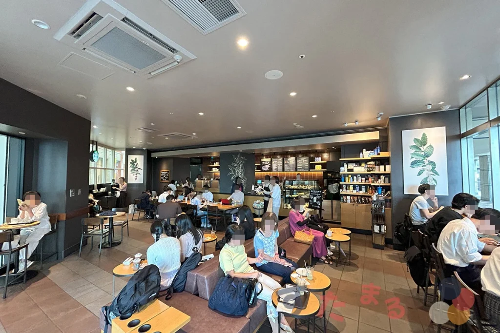 スターバックスコーヒー ＪＲ高槻駅北店の入口付近から見た店内の写真