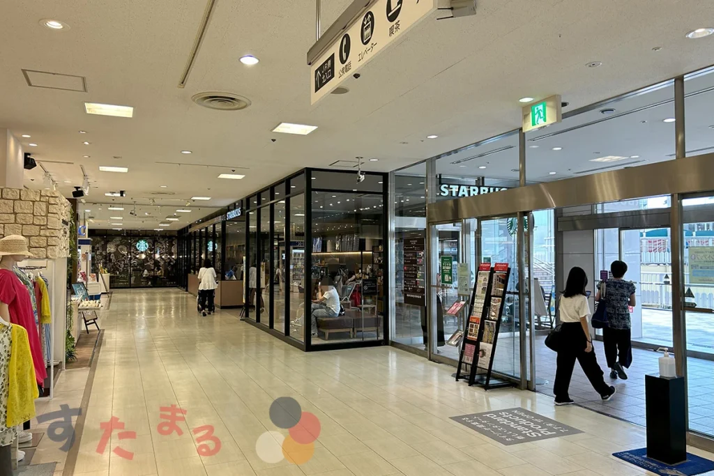 starbucks coffee 松坂屋 高槻店が松坂屋高槻の入口すぐにあることがわかる写真