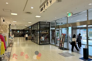 starbucks coffee 松坂屋 高槻店が松坂屋高槻の入口すぐにあることがわかる写真のスライド表示用のボタンサムネイル画像
