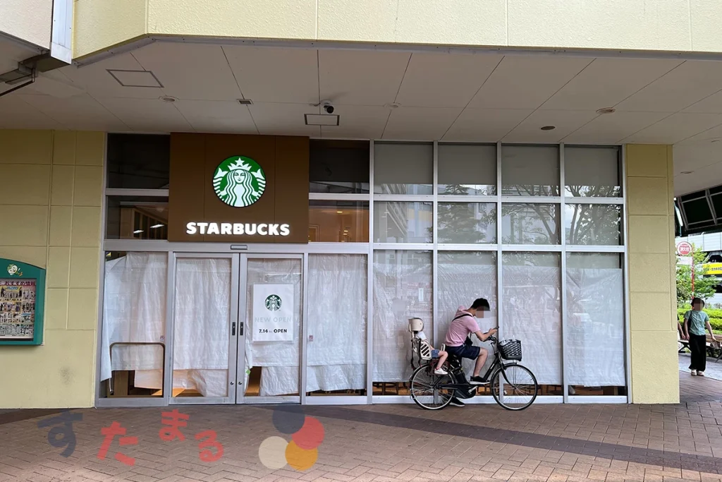 スターバックスコーヒー LaLaテラス南千住店のオープン前の入口正面の外観の写真