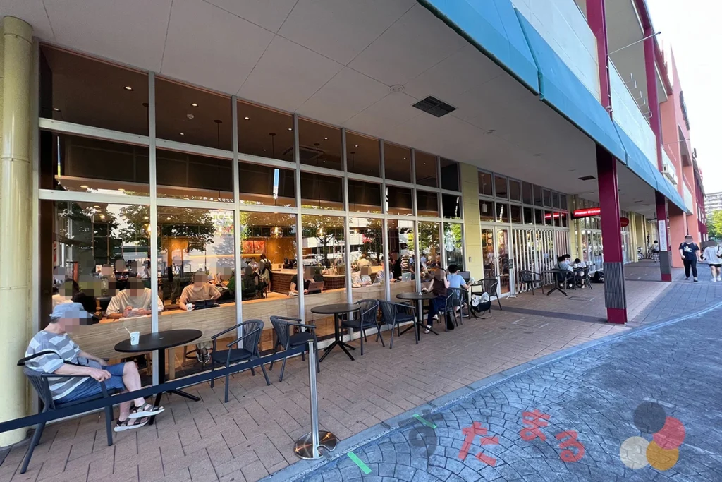 スターバックスコーヒー LaLaテラス南千住店のミスタードーナツが隣にあることがわかる外観写真