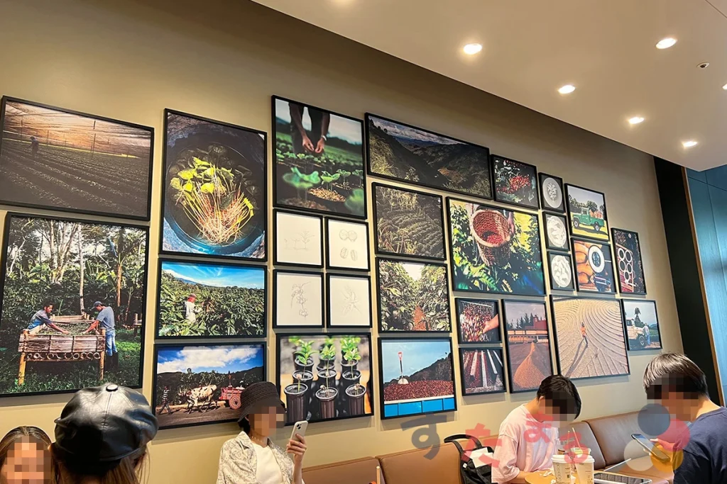 スターバックスコーヒー LaLaテラス南千住店に飾られているコーヒー豆生産過程の瞬間を切り取ったピクチャーアートボード画像