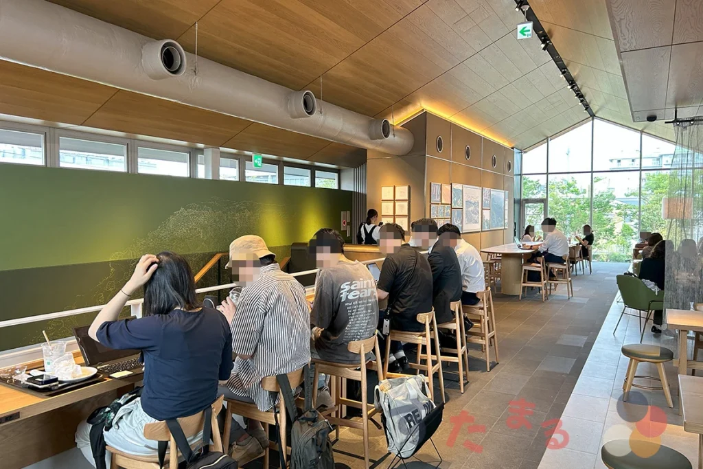 スターバックスコーヒー 京都西大路店の店内２階のカウンター席の写真