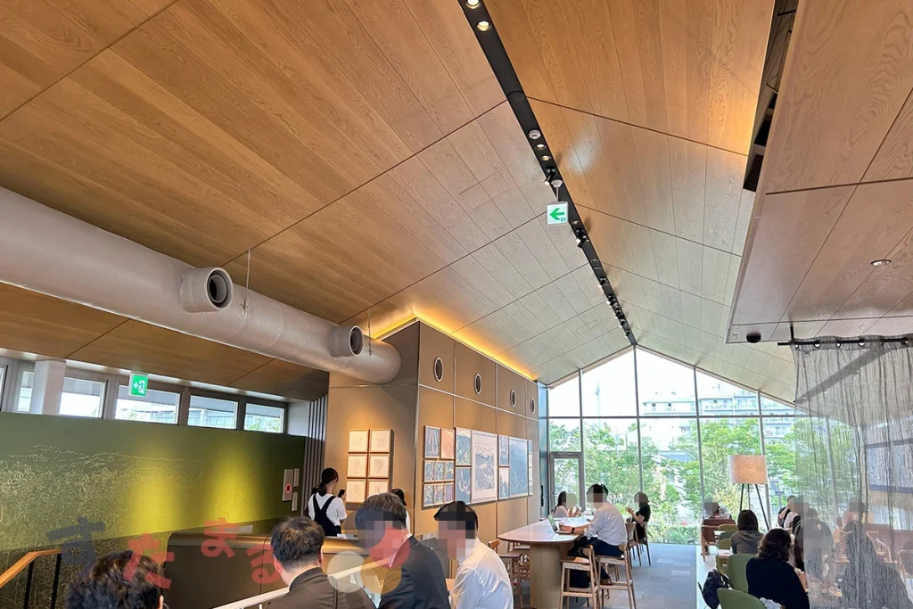 スターバックスコーヒー 京都西大路店の木と森を感じる天井の写真