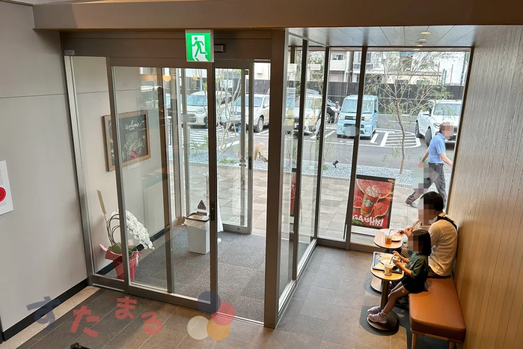 スターバックスコーヒー 京都西大路店の階段から見た入口付近の写真