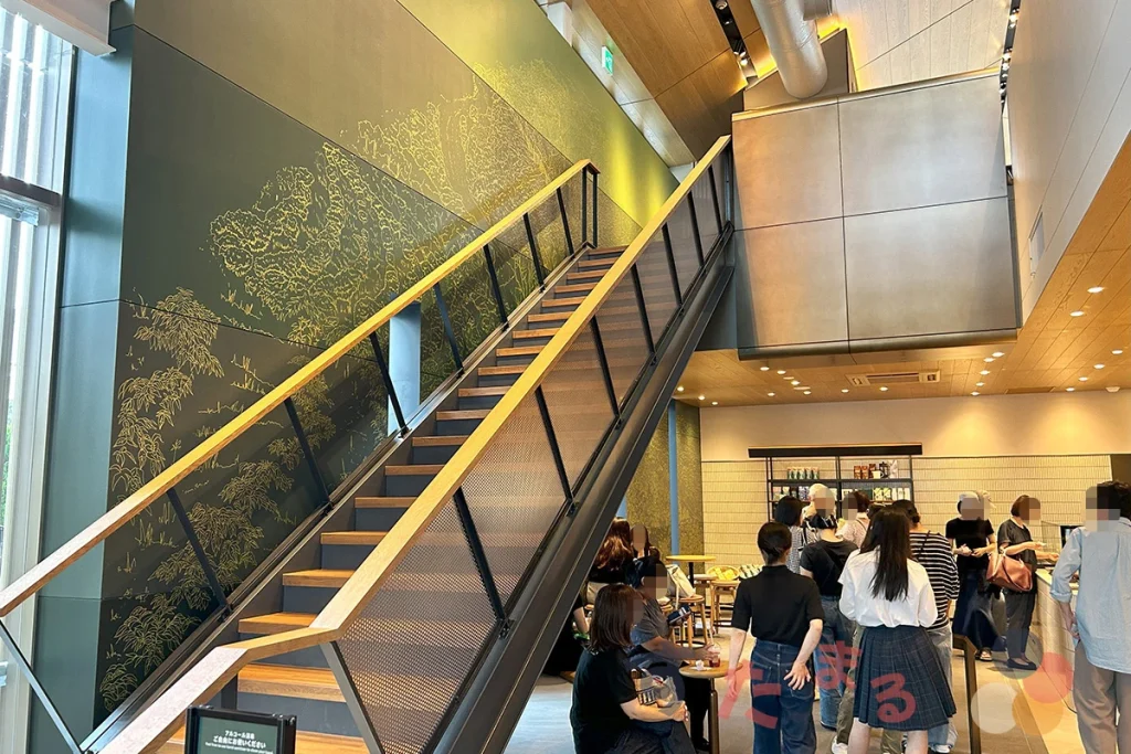スターバックスコーヒー 京都西大路店の１階と２階を繋ぐ階段の写真