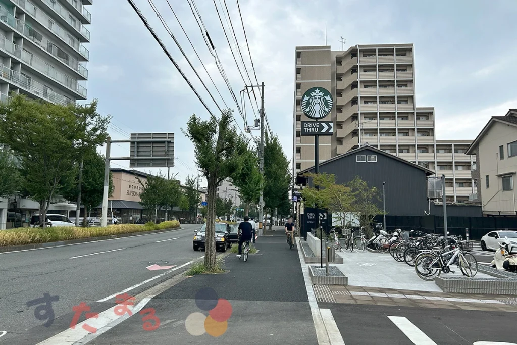 starbucks coffee kyoto nishi-oji 前から見た西大路通の七条通・西大路駅方面の写真