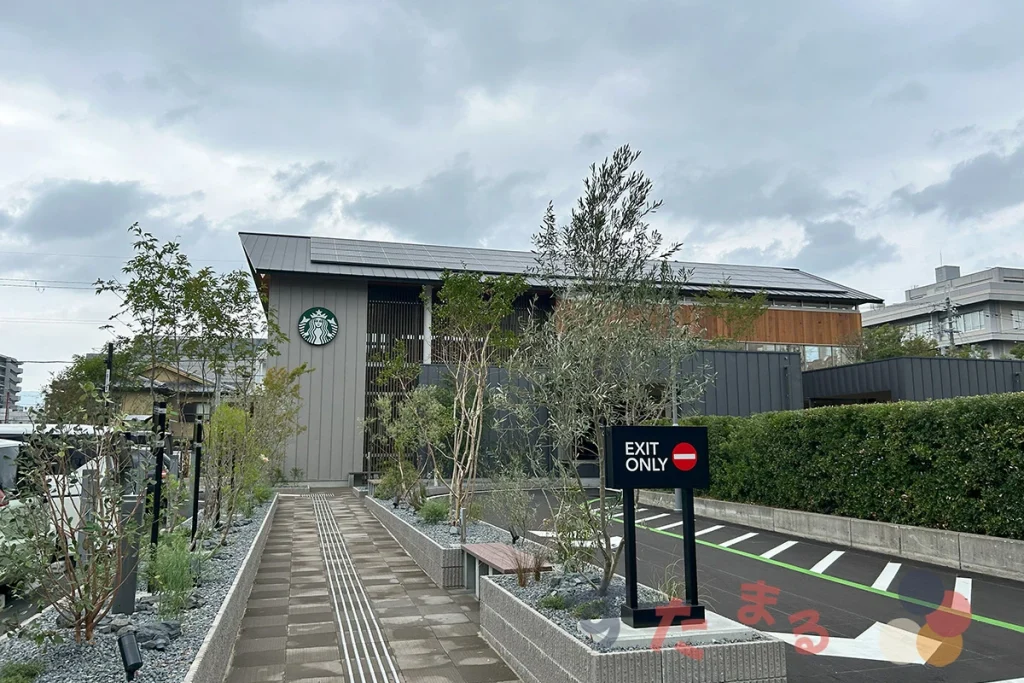 スターバックスコーヒー 京都西大路店の外観を垂直方向から見たようす
