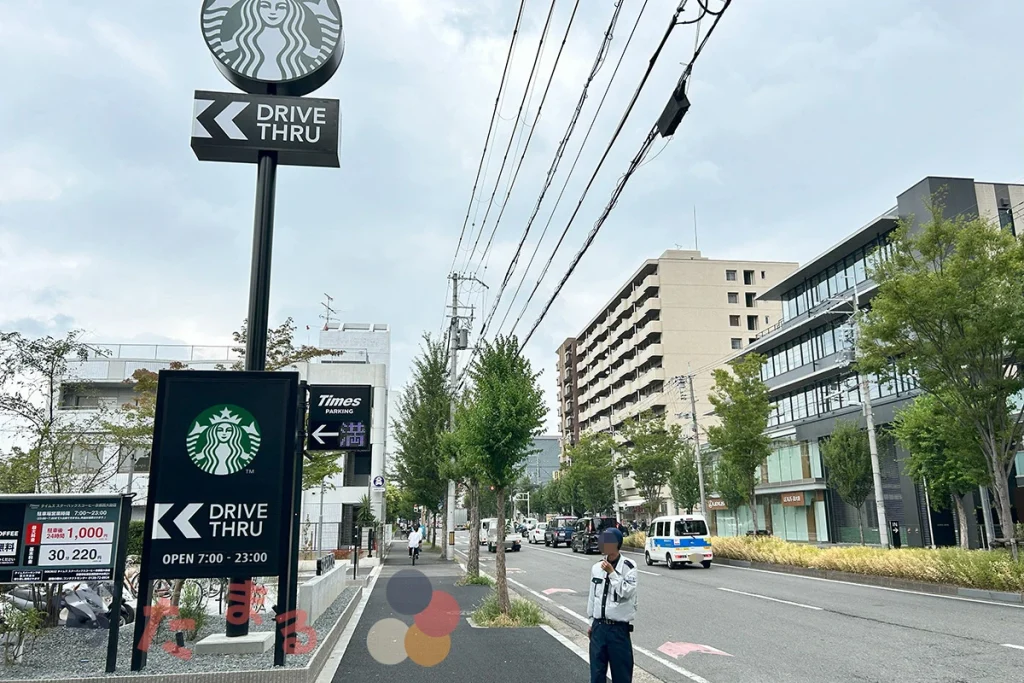 starbucks coffee kyoto nishi-oji 前から見た西大路通の五条通・金閣寺方面の写真