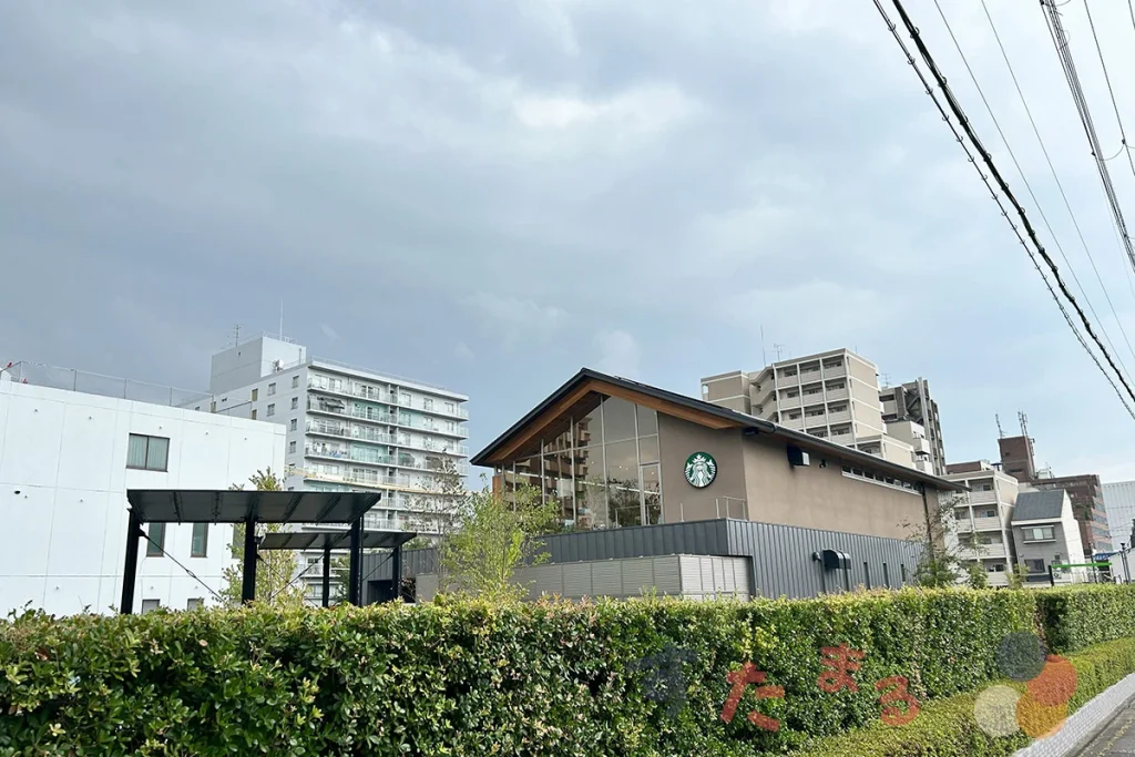 スターバックスコーヒー 京都西大路店を西大路通とは逆側の道路から見た写真
