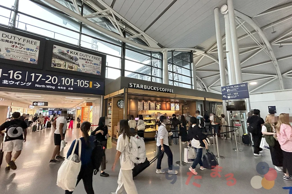 スターバックスコーヒー 関西国際空港エアサイド店と国際線ゲートエリアのようす写真