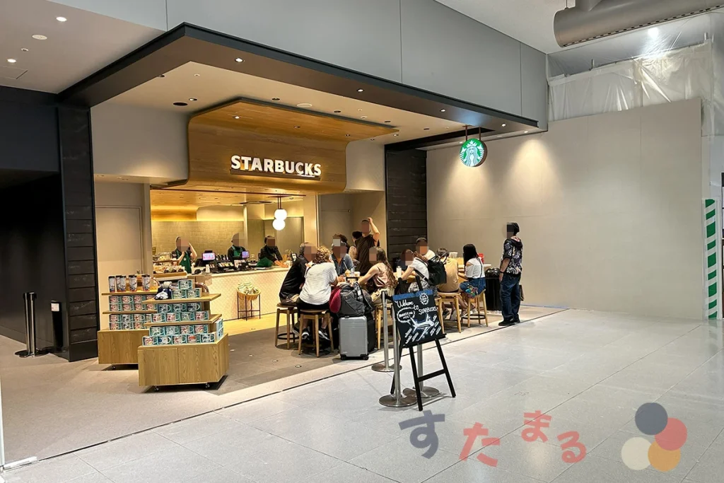 starbucks coffee 関西国際空港2階店の向かって左側から見た店舗外観写真