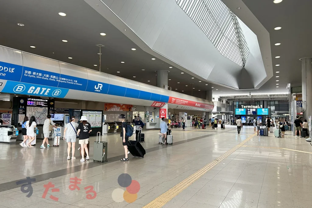 関西空港駅のJRと南海の改札の写真
