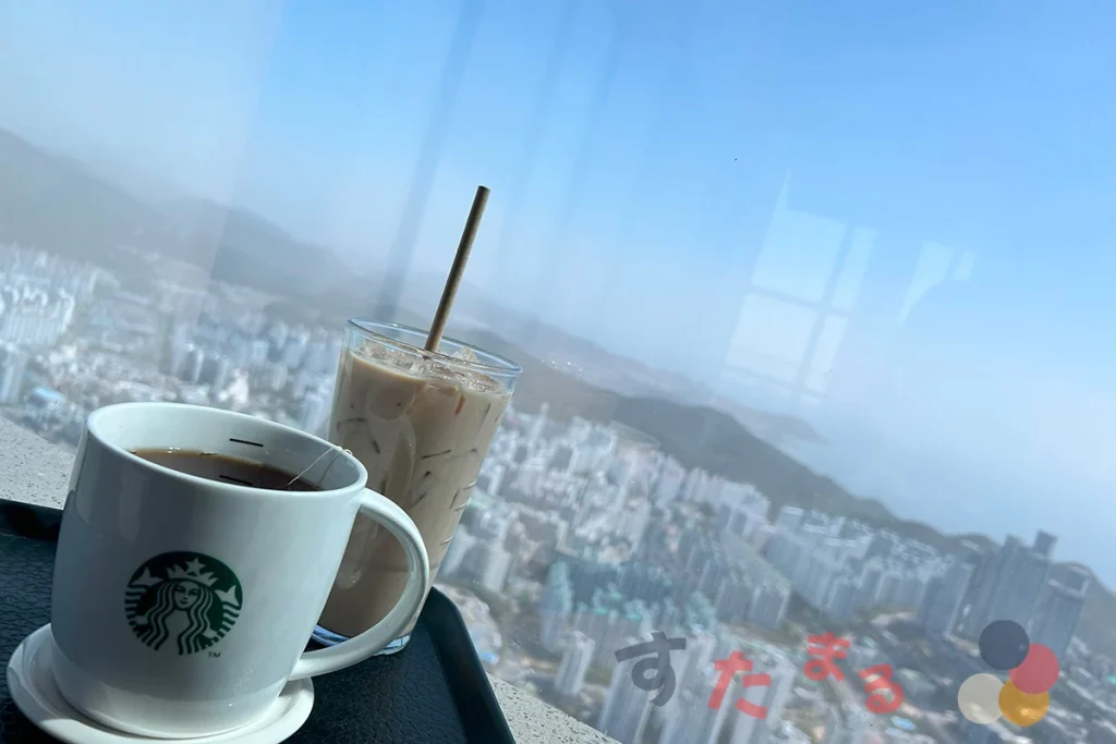 韓国釜山(プサン)の海雲台(ヘウンデ)LCTランドマークタワー100階にある展望台BUSAN X the SKYにある世界一高い場所にあるスタバからドリンクと共に見た景色写真