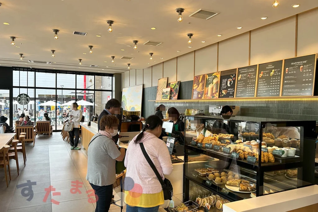 スターバックスコーヒーそよら東岸和田店のドリンク注文列から見た店内のようす写真