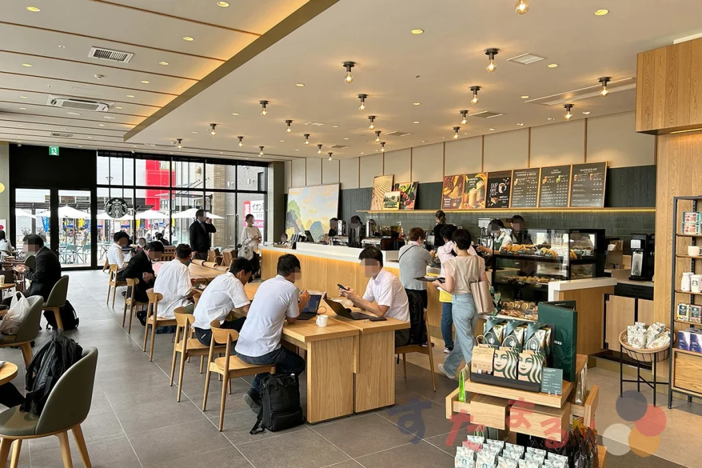 starbucks coffee そよら東岸和田店の入口付近から見た店内のようす写真