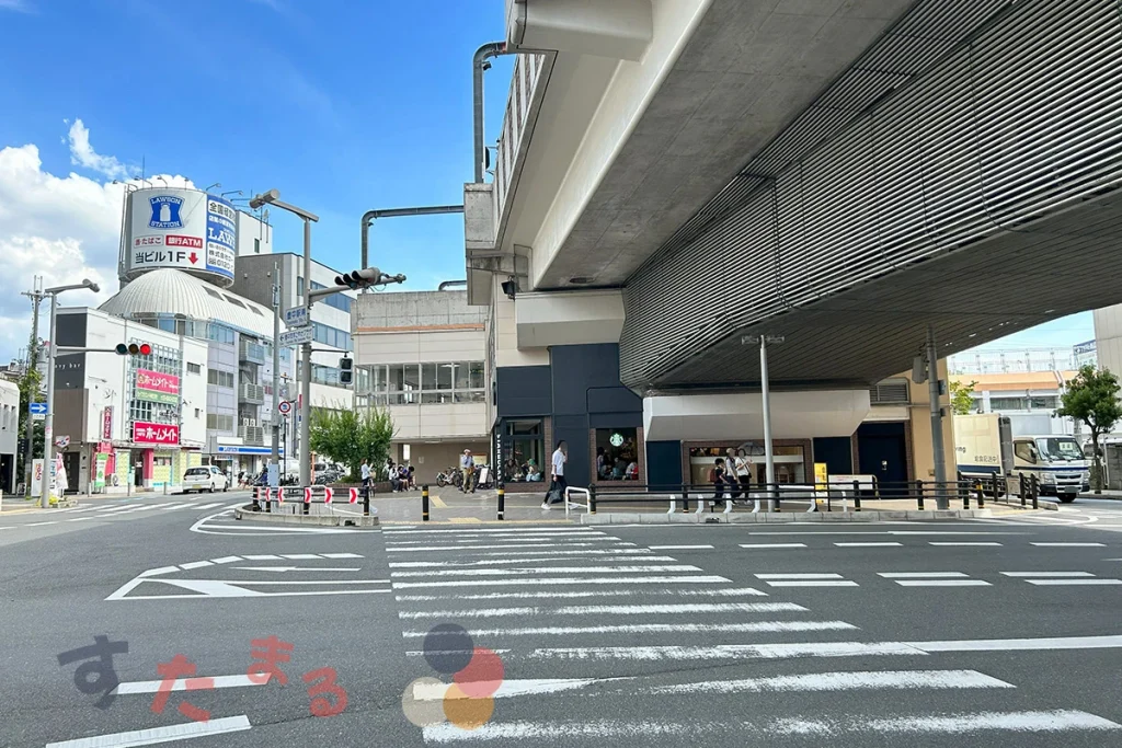 阪急宝塚線豊中駅南側の高架下とスターバックスコーヒー 阪急豊中駅前店の写真