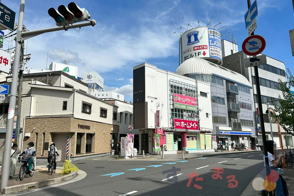 スターバックスコーヒー 阪急豊中駅前店の前から道路向かいにあるローソンのほうを見たようす画像