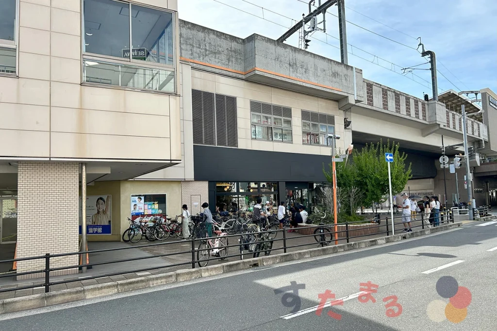 スターバックスコーヒー 阪急豊中駅前店の道路向かいにあるローソン前から店舗のほうを見たようすの写真
