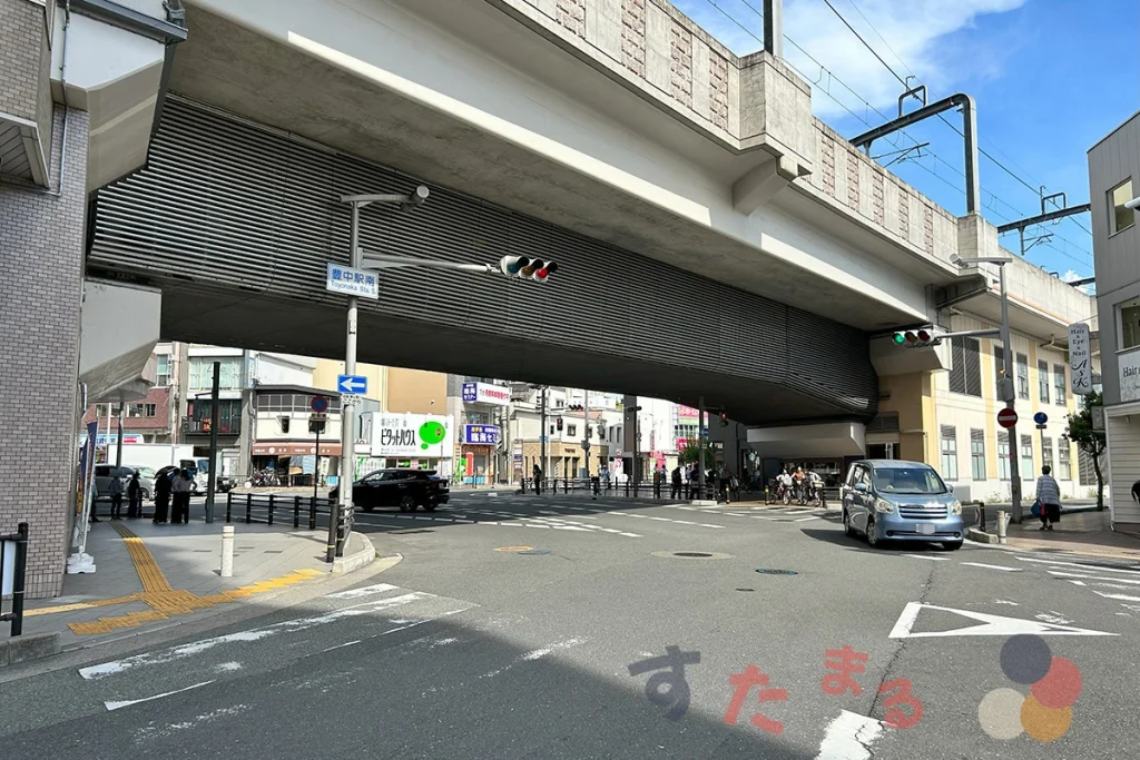 阪急宝塚線豊中駅南側の高架下の豊中駅南交差点を撮影した写真