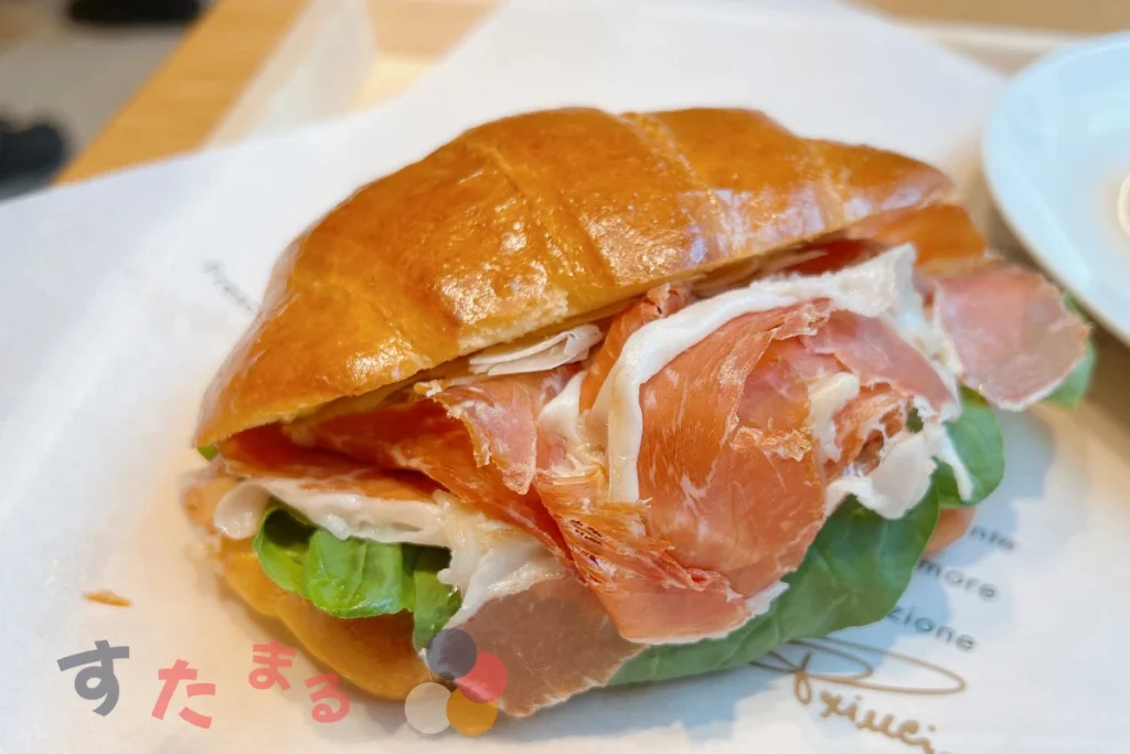 スタバプリンチのフードブリオッシュサンドイッチ プロシュートクルード&パルミジャーノの写真