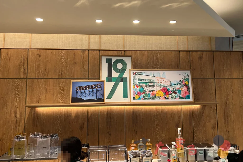 スターバックスコーヒー シャポー新小岩店の店内にあるパイクプレイスアートの写真