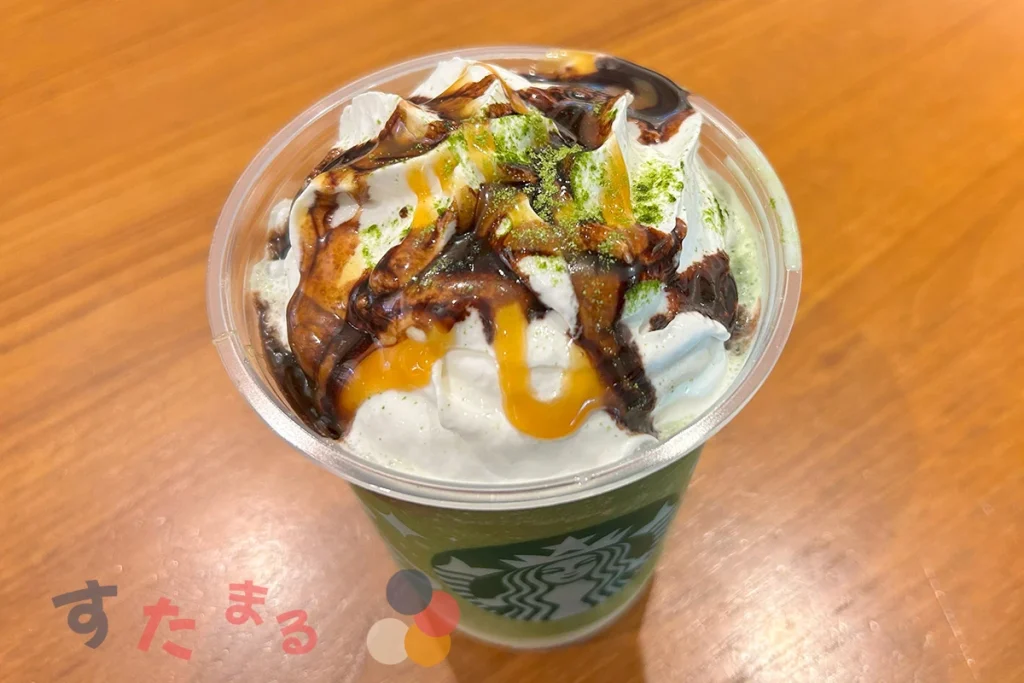 大阪府内の店舗限定販売の大阪 25th めっちゃよくばり クリーミー 抹茶 フラペチーノの上から見たようす画像