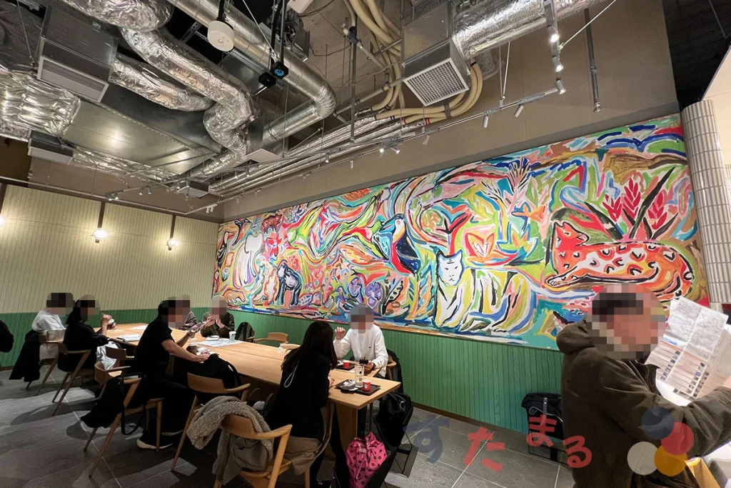 スターバックスコーヒー 麻布台ヒルズ店の岡本太郎風壁面アートの写真