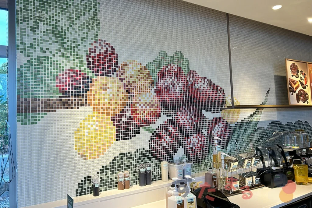 スターバックスコーヒー服部緑地店のキッチン裏のコーヒーチェリーモザイクタイルアートの写真