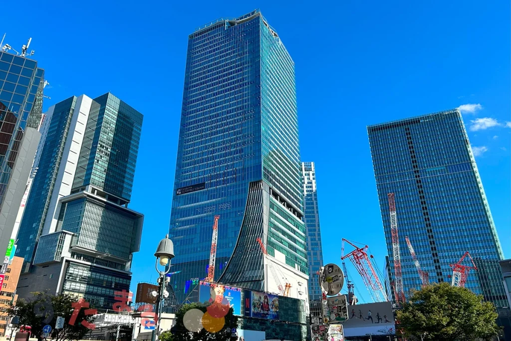 左から順に渋谷ヒカリエ、渋谷スクランブルスクエア、渋谷サクラステージの写真と晴天