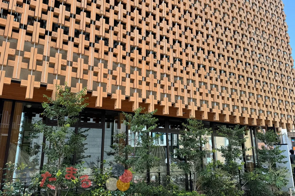 上智大学 四谷キャンパス 15号館の外観の特徴的な木材格子のようす写真