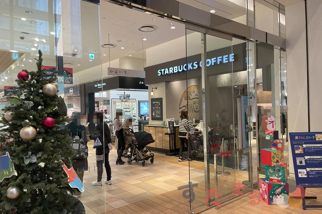 スターバックスコーヒーLUCUA 1100 2階 アトリウムガーデン店のルクアイーレ入口から見えるようす写真