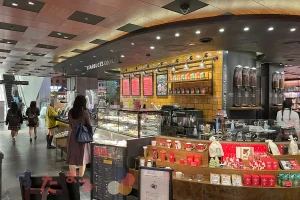 スターバックスコーヒー梅田蔦屋書店の店舗外観のとレジカウンター付近の写真のスライド表示用のボタンサムネイル画像