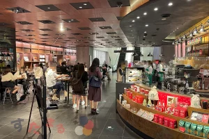 スターバックスコーヒー梅田蔦屋書店の店内と客席エリアの写真のスライド表示用のボタンサムネイル画像