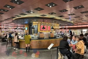 スターバックスコーヒー梅田蔦屋書店の客席エリアからみたキッチンの写真のスライド表示用のボタンサムネイル画像