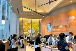 スターバックスコーヒーLUCUA2階店の店内と客席エリアの写真のスライド表示用のボタンサムネイル画像