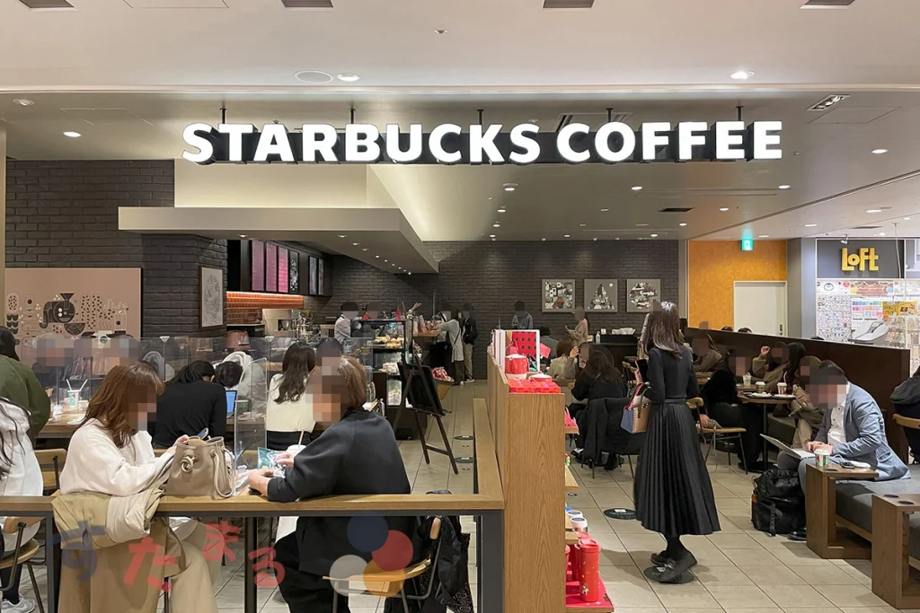 スターバックスコーヒーLUCUA9階店の店内を正面からみた写真