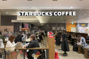 スターバックスコーヒーLUCUA9階店の店内を正面からみた写真のスライド表示用のボタンサムネイル画像